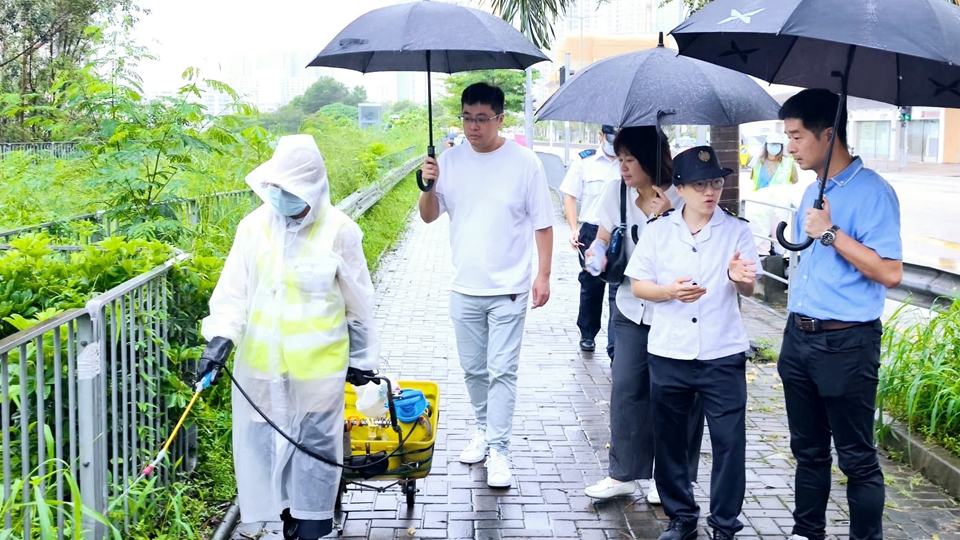 立法會(huì)議員顏汶羽與食環(huán)署到安達(dá)邨滅蚊 冀做好防蚊控蚊工作