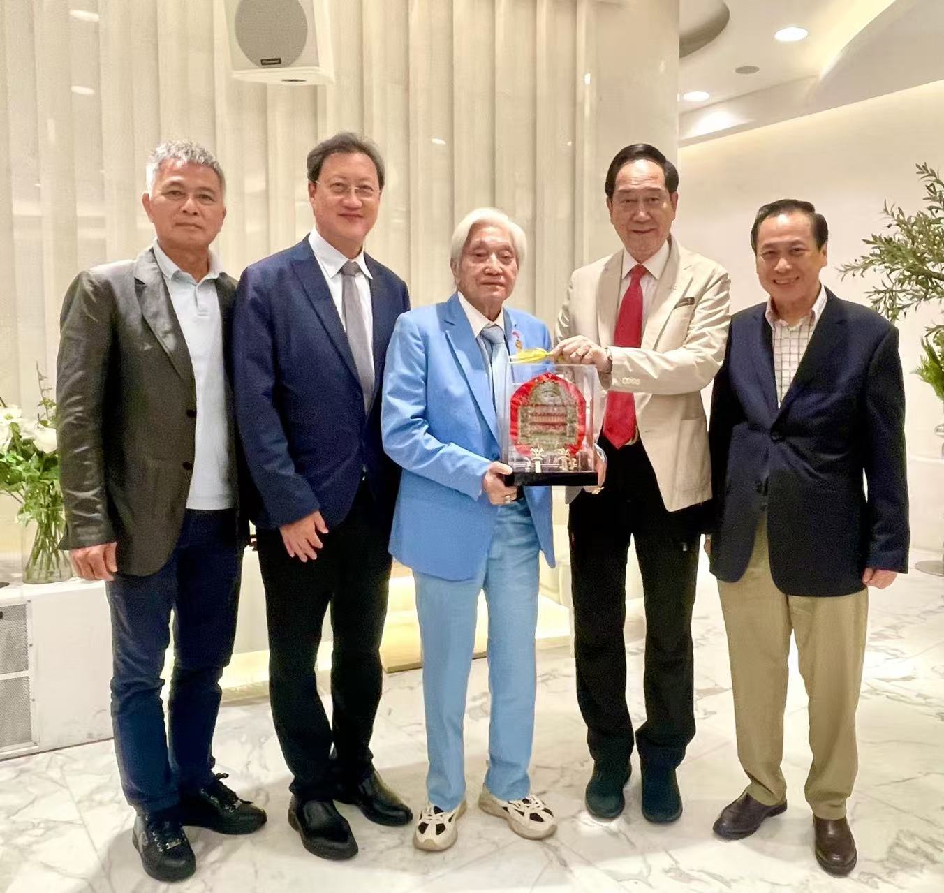 鄉(xiāng)局信眾聯(lián)同嗇色園董事賀李耀輝獲殊榮