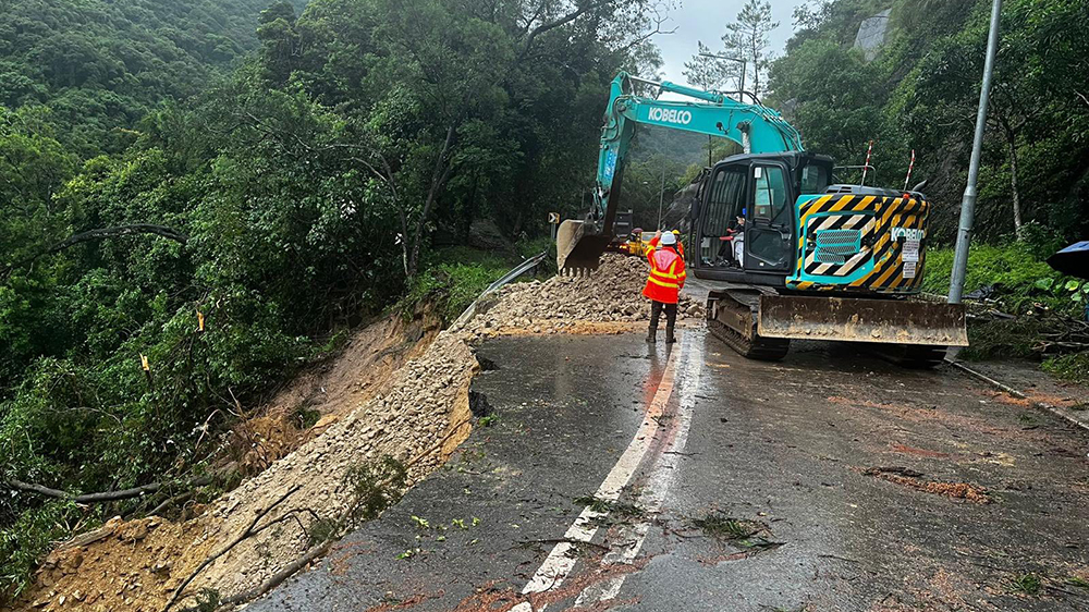 大埔新娘潭路行車線嚴(yán)重受損 路政署以堆石填方緊急鞏固斜坡