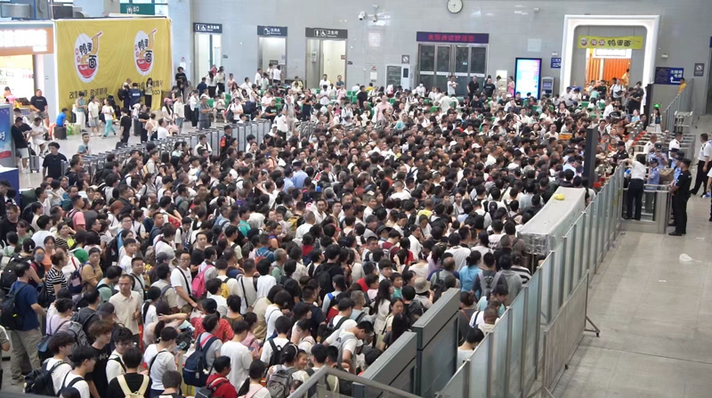 廣州大雨致火車停運(yùn) 耒陽(yáng)快速轉(zhuǎn)運(yùn)3000旅客