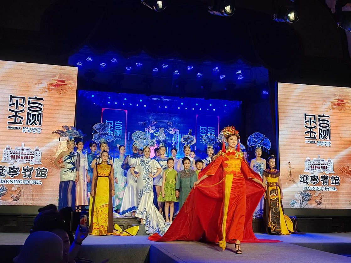 遼寧賓館非遺旗袍坊揭牌 百年技藝煥新彩「滿(mǎn)韻華裳」秀盛京