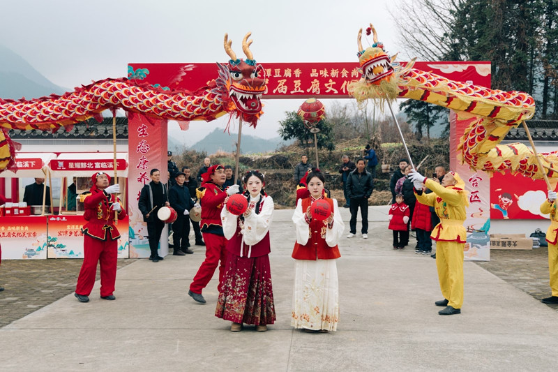 宏潭龍獅燈會創(chuàng)新傳承  皖黟縣非遺「火種」點(diǎn)亮振興路
