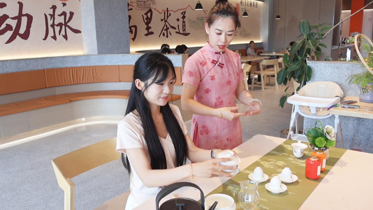 皖祁門縣：青春巧手調(diào)祁紅  學(xué)子築夢(mèng)啟新程