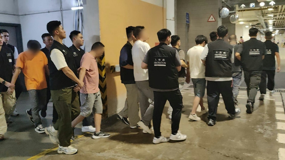 入境處打擊非法勞工 於九龍私人屋苑拘捕9名裝修黑工及1名僱主