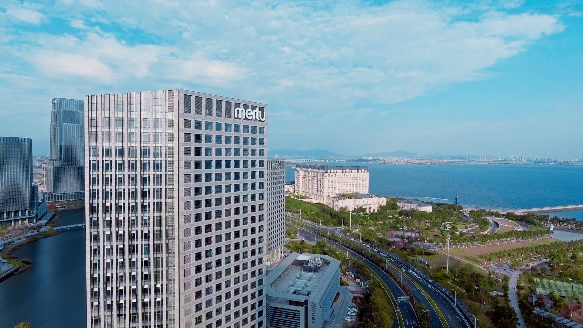     AI應(yīng)用取得突破，美圖公司2025上半年淨(jìng)利潤(rùn)同比增長(zhǎng)71.3％至4.67億元