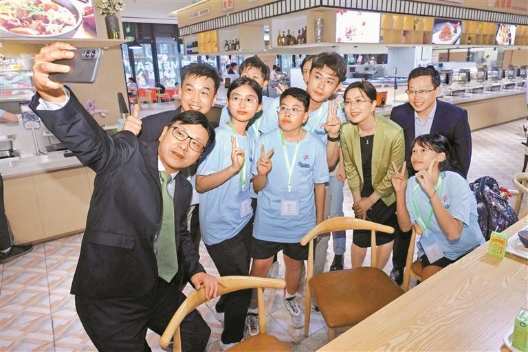 香港青年打卡前海點(diǎn)讚「港味」創(chuàng)業(yè)沃土