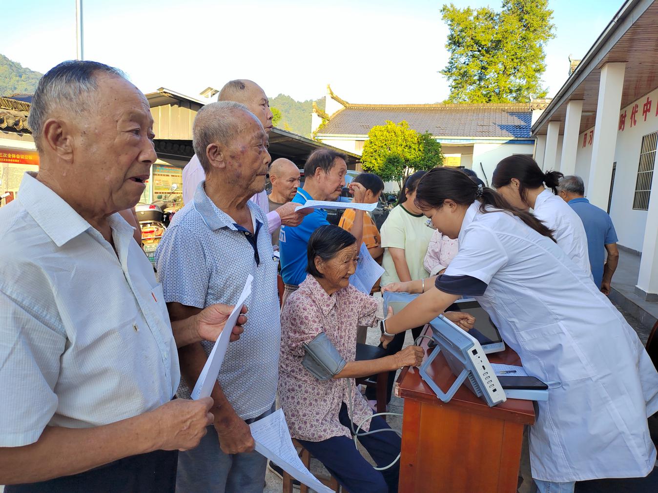 皖黟縣宏潭：免費(fèi)體檢送到群眾家門(mén)口