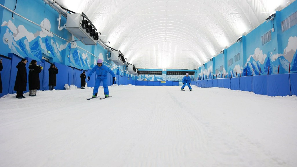 有片|皖南首個(gè)室內(nèi)冰雪綜合體 歙縣九龍?zhí)侗┦澜绯杀苁顭岬? title=