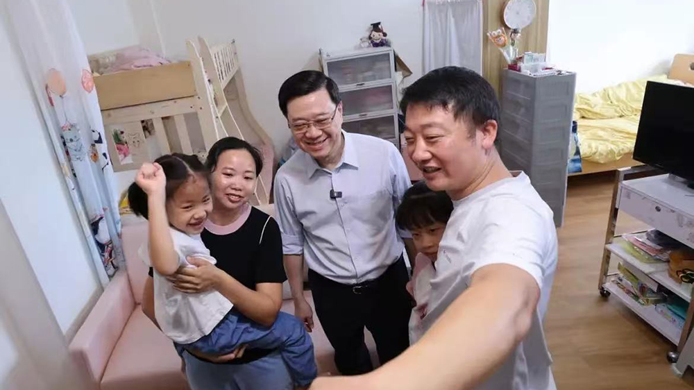 李家超視察簡(jiǎn)約公屋運(yùn)作 喜見(jiàn)居民生活獲改善