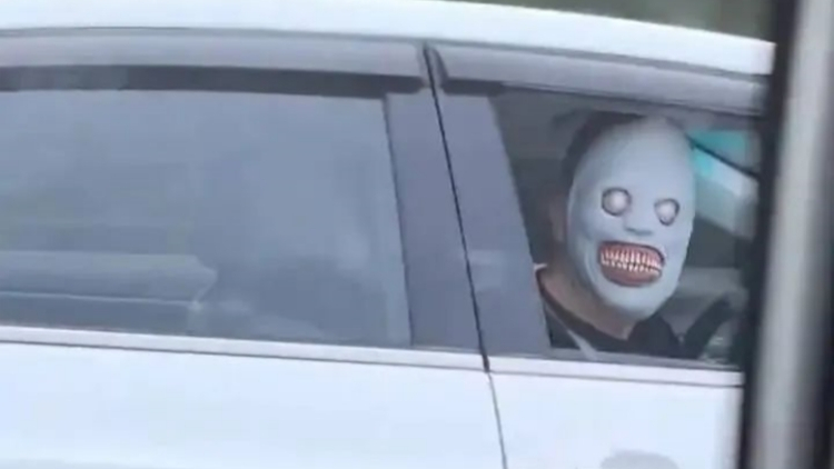 杭州警方通報(bào)男子高速戴恐怖面具：或影響行車安全 對(duì)其進(jìn)行批評(píng)教育