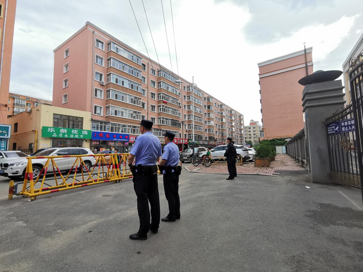 護(hù)航開學(xué)季 冰城公安暖心守護(hù)學(xué)子平安路