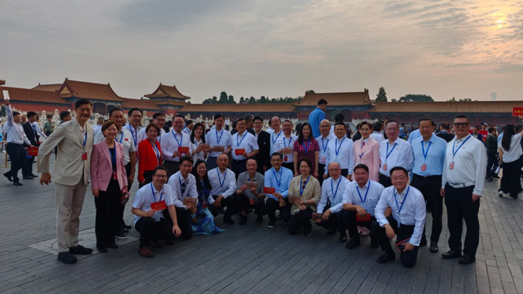 抗戰(zhàn)勝利80周年｜香港特區(qū)代表團(tuán)抵達(dá)天安門廣場 出席抗戰(zhàn)勝利80周年紀(jì)念大會