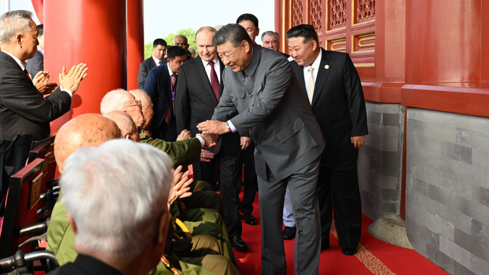 有片｜習近平與6位老戰(zhàn)士親切握手 香港抗戰(zhàn)老兵羅競輝在列