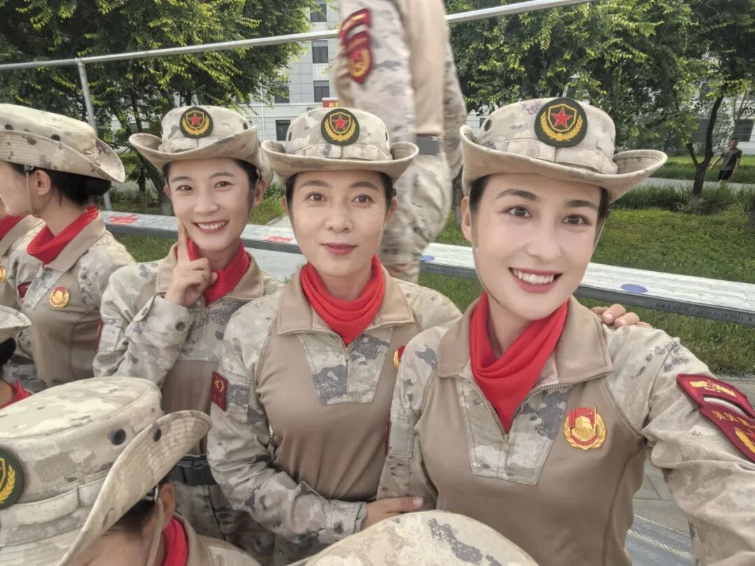 深大女孩接受檢閱