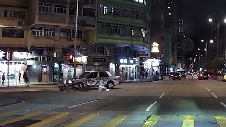 有片｜電動單車載人衝紅燈 2人捱撞倒地 網(wǎng)民譴責(zé)