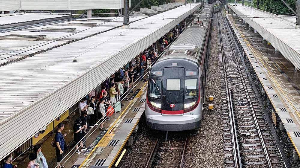 港鐵：港鐵列車、輕鐵及港鐵巴士服務(wù)會維持周末正常班次至晚上收車