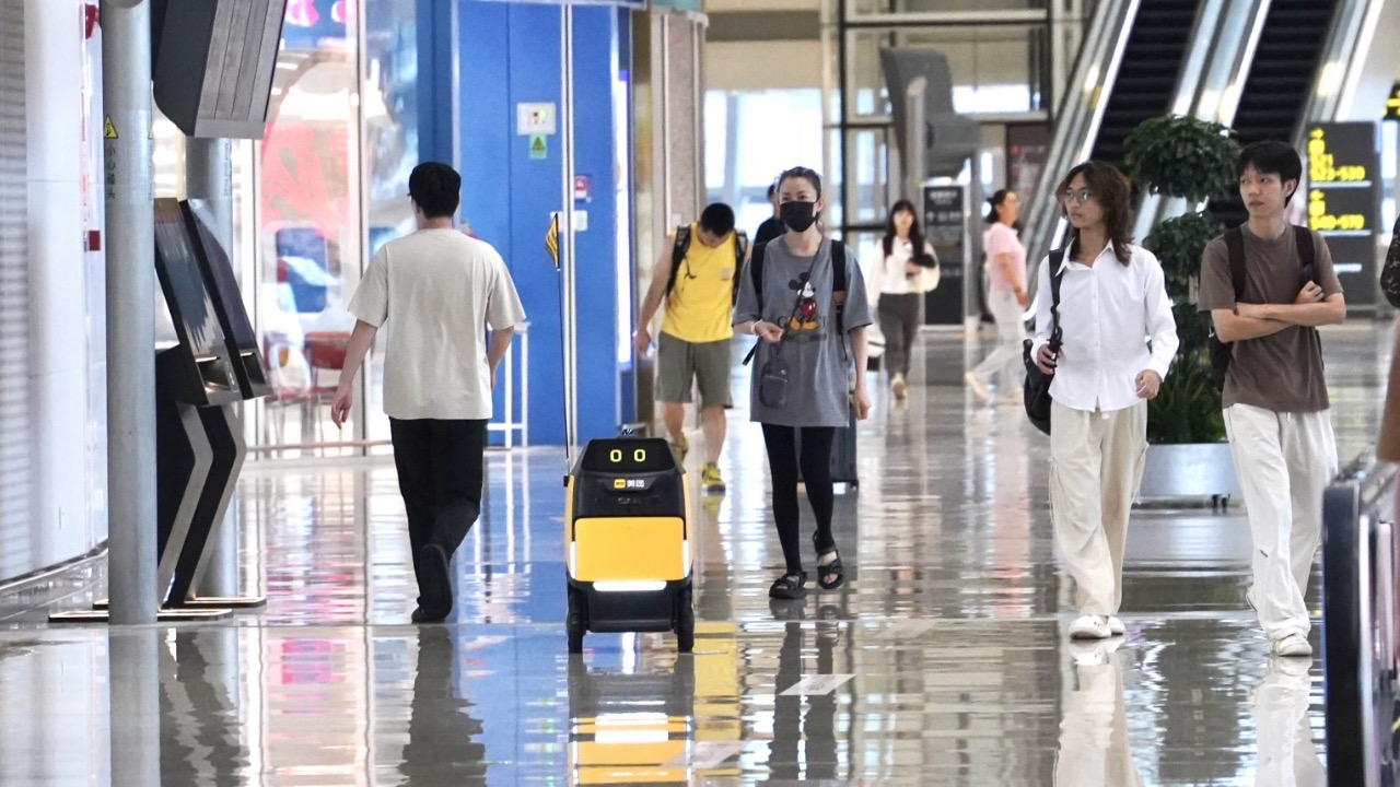 機(jī)器人送餐到登機(jī)口 ！在深圳機(jī)場(chǎng)也能用美團(tuán)點(diǎn)外賣了