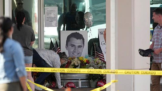 擁槍卻遭槍殺 無公職在身 獲降半旗待遇 美國「網(wǎng)紅」柯克什麼來頭？