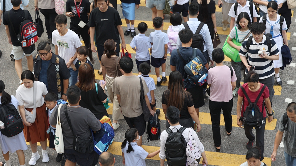 施政報(bào)告2025｜繼續(xù)精準(zhǔn)扶貧 增設(shè)6個(gè)社區(qū)客廳 長(zhǎng)者照顧券增至1.6萬張