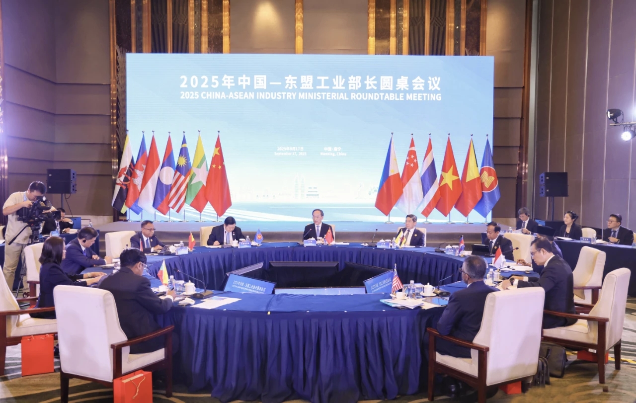 中國(guó)—東盟工業(yè)部長(zhǎng)圓桌會(huì)議在南寧召開