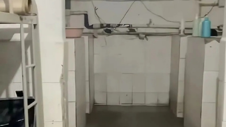 湖南學(xué)校深夜通報(bào)疑似「公廁改宿舍」