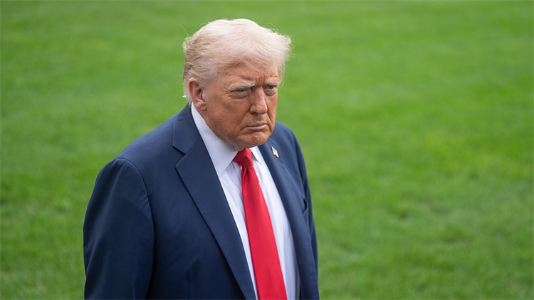 最高100%！特朗普再揮關(guān)稅大棒 涉重型卡車、家具、藥品