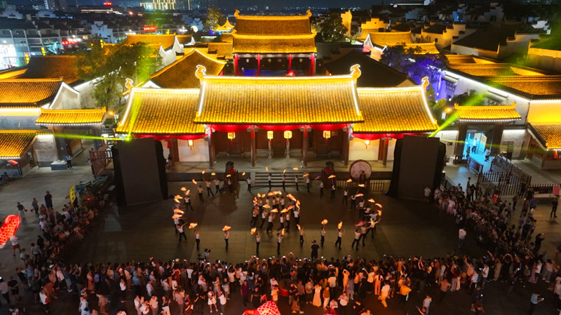 龍騰魚躍迎國(guó)慶 皖歙縣非遺民俗煥新韻