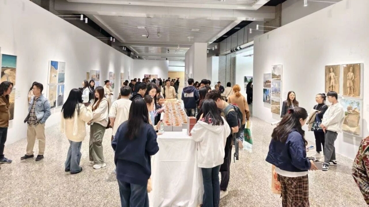 用畫筆定格大漠風(fēng)光 美術(shù)名家走進敦煌