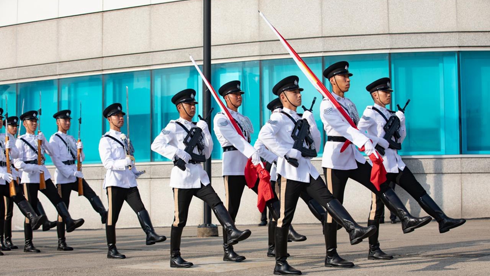 國慶76周年｜金紫荊廣場舉行升旗儀式 警方護旗方隊護送國旗區(qū)旗進場