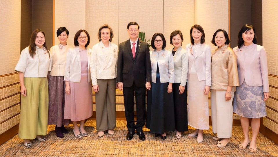 特首夫人及楊何蓓茵等女高官國慶日齊穿華服 支持本地設(shè)計
