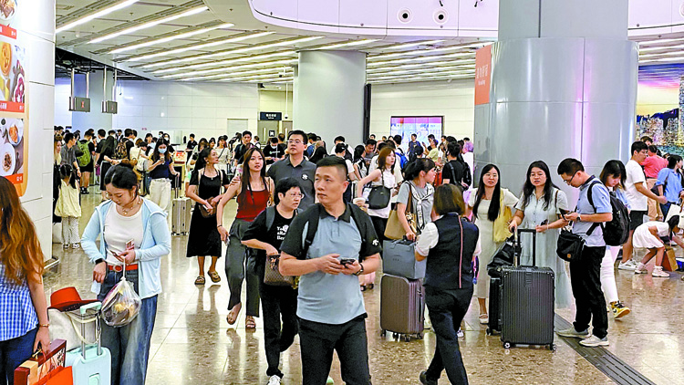 國慶黃金周首日84.1萬人次出入境 主題樂園與煙花匯演成旅客首選