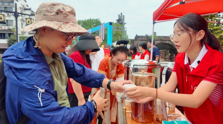 皖休寧縣：雙節(jié)同慶暖意濃 志願(yuàn)服務(wù)聚愛心