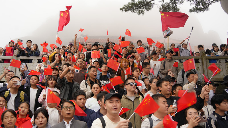 黃山風(fēng)景區(qū)迎來客流高峰 交通順暢秩序井然