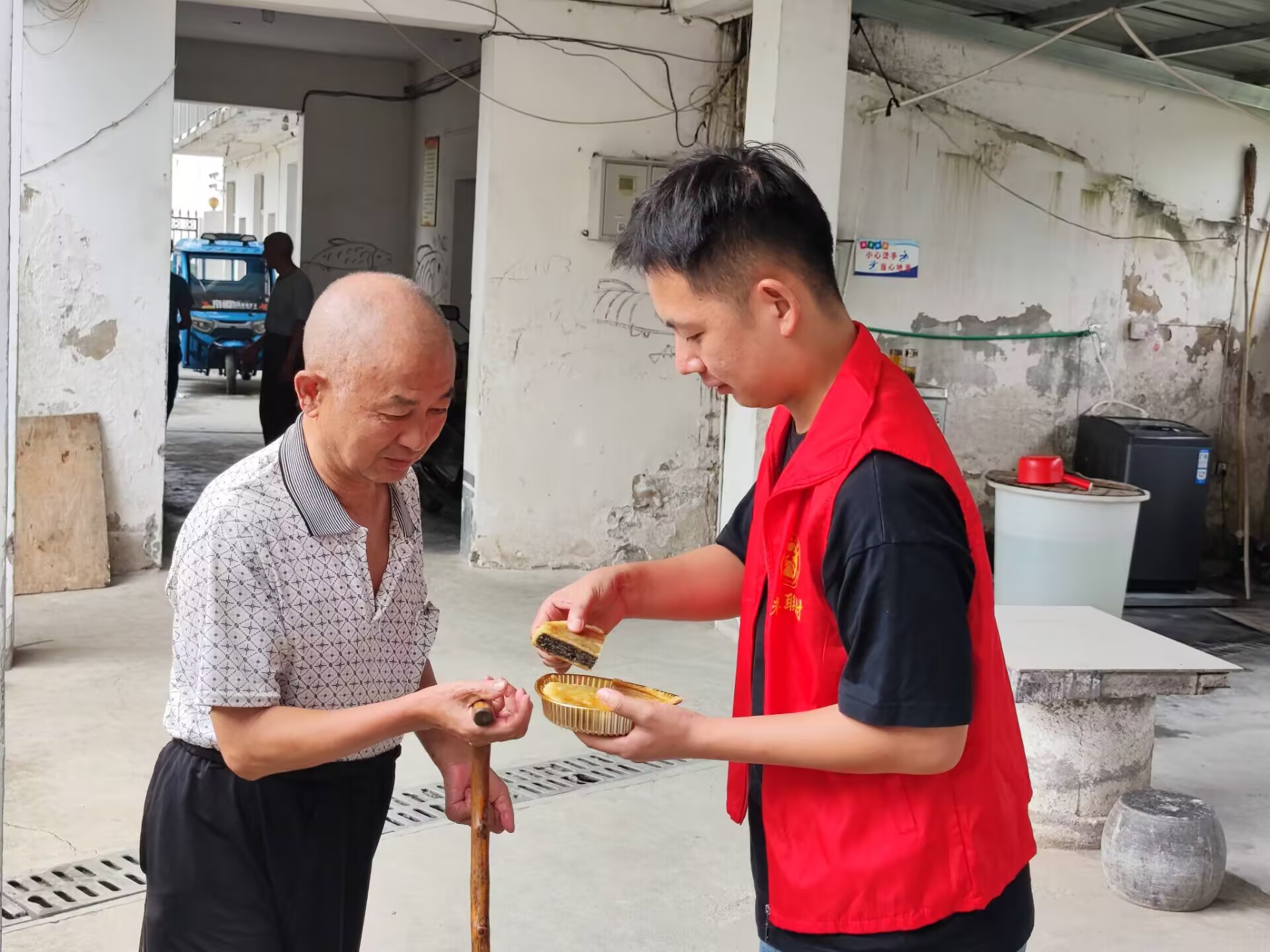 皖黃山區(qū)三口鎮(zhèn)：餅香傳真情  佳節(jié)暖夕陽(yáng)