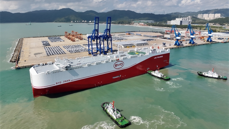 比亞迪「濟(jì)南號(hào)」從小漠首航！滿載6000餘輛新能源車出海新加坡