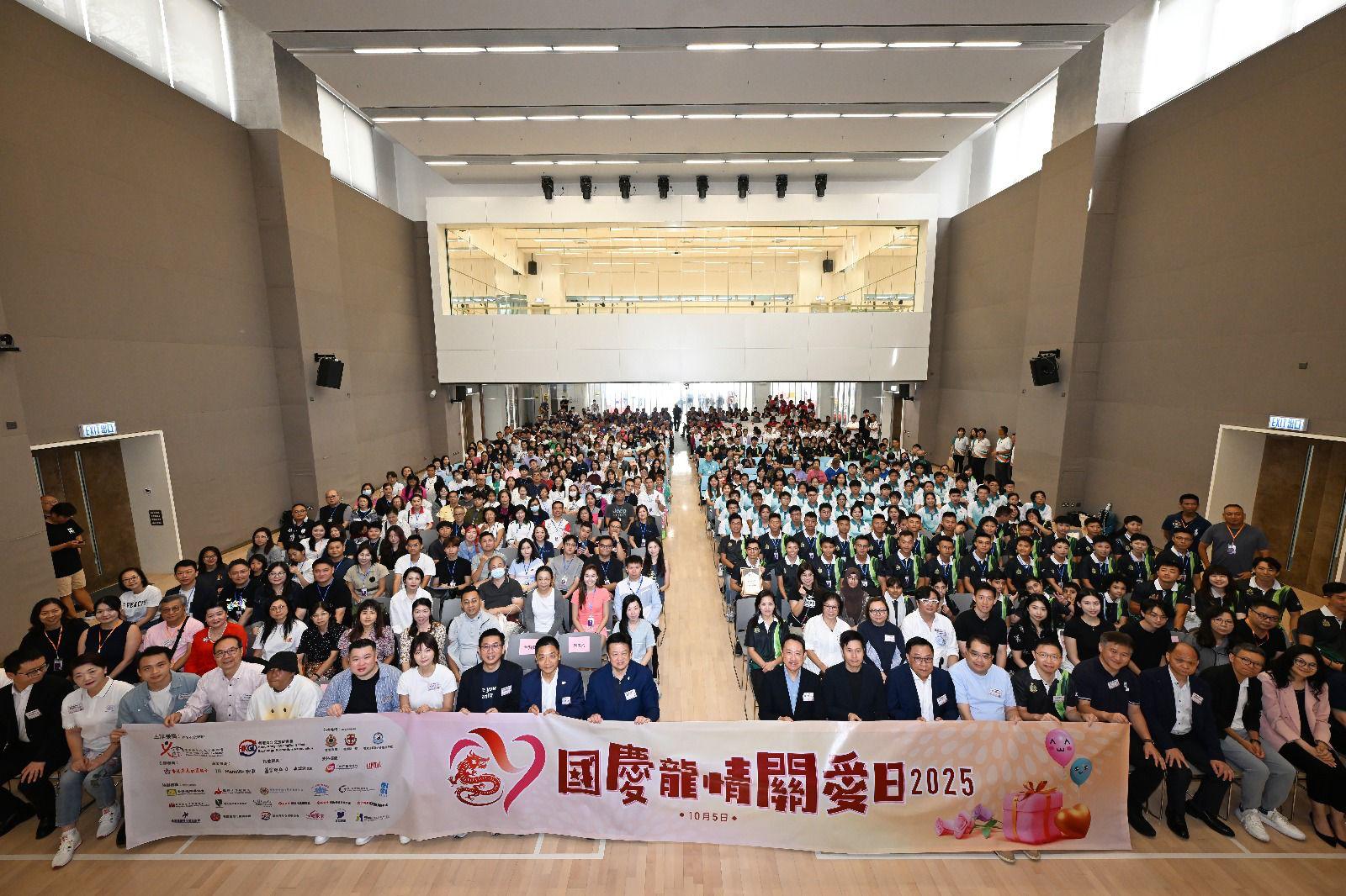 國慶龍情關(guān)愛日順利舉行