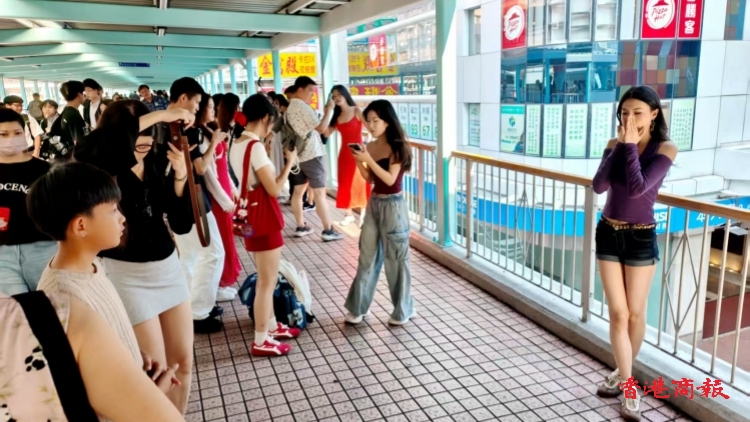 【圖集】?jī)?nèi)地旅客鍾情深度遊 旺角行人天橋成打卡熱點(diǎn)