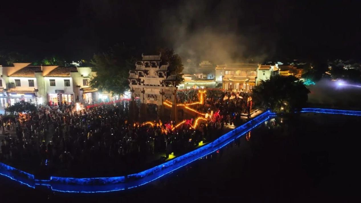 稻穗搖金晚風(fēng)傳韻  皖黟縣西遞稻田音樂會(huì)燃動(dòng)鄉(xiāng)村浪漫夜