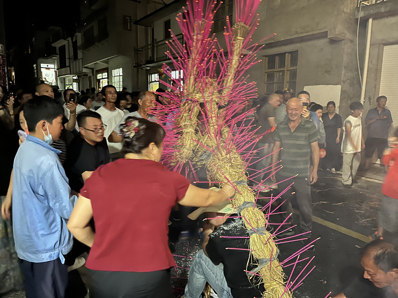 舉龍要穩(wěn)轉(zhuǎn)身要快   皖休寧稻香龍舞動中秋慶豐年