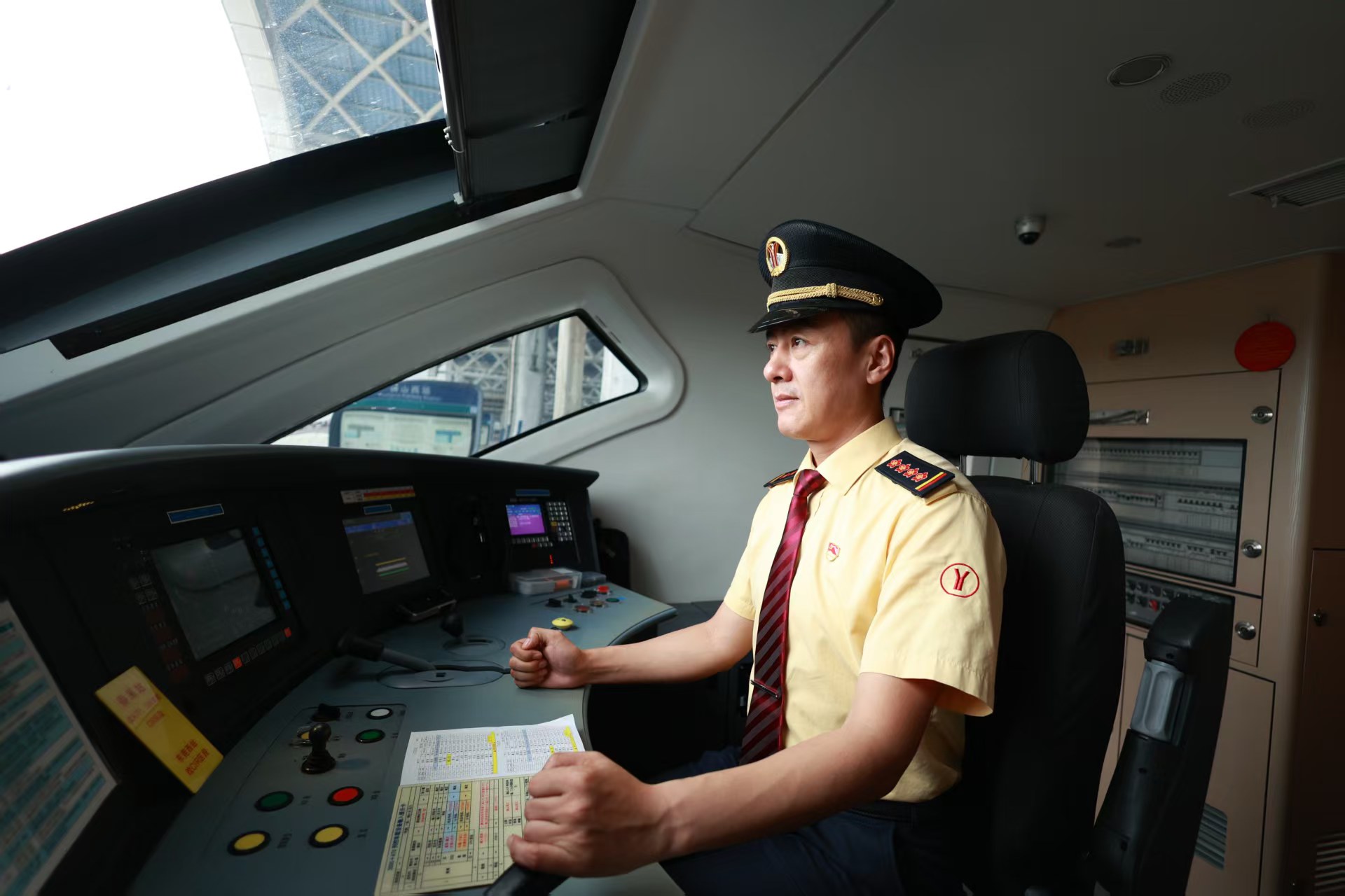 堅守I廣東城際鐵路司機陳威：手裡的操縱桿連著千百個家庭的平安