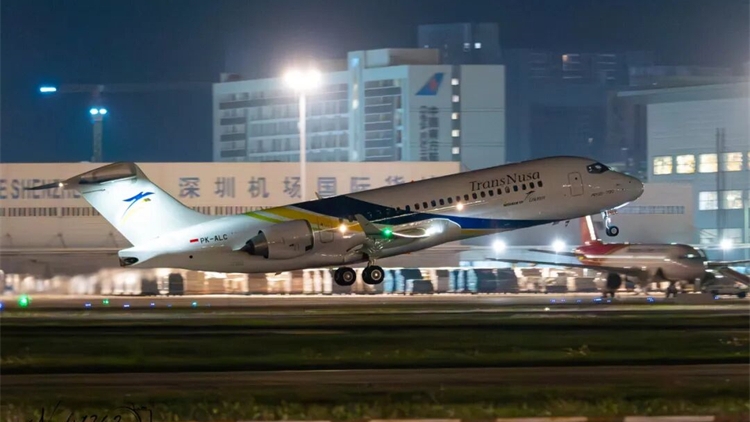 國產(chǎn)客機C909深圳首飛 深圳直飛印尼美娜多航線開通！