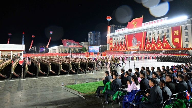 朝鮮舉行大規(guī)模閱兵式