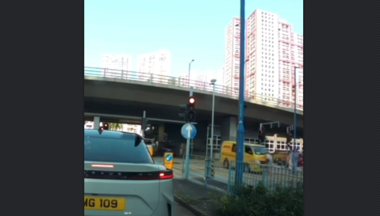有片丨牛頭角女途人疑衝紅燈被客貨車撞飛 網(wǎng)民熱議
