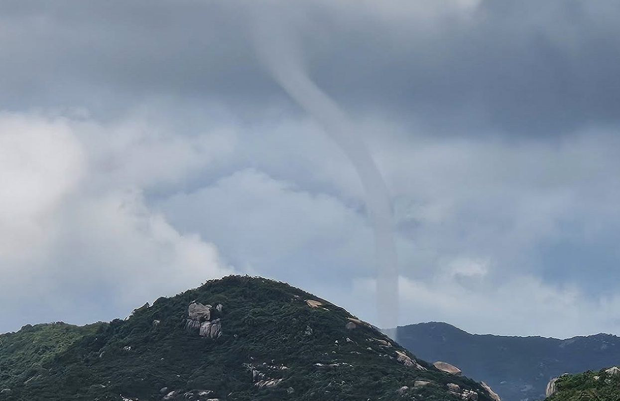 南丫島附近12日下午現(xiàn)水龍捲