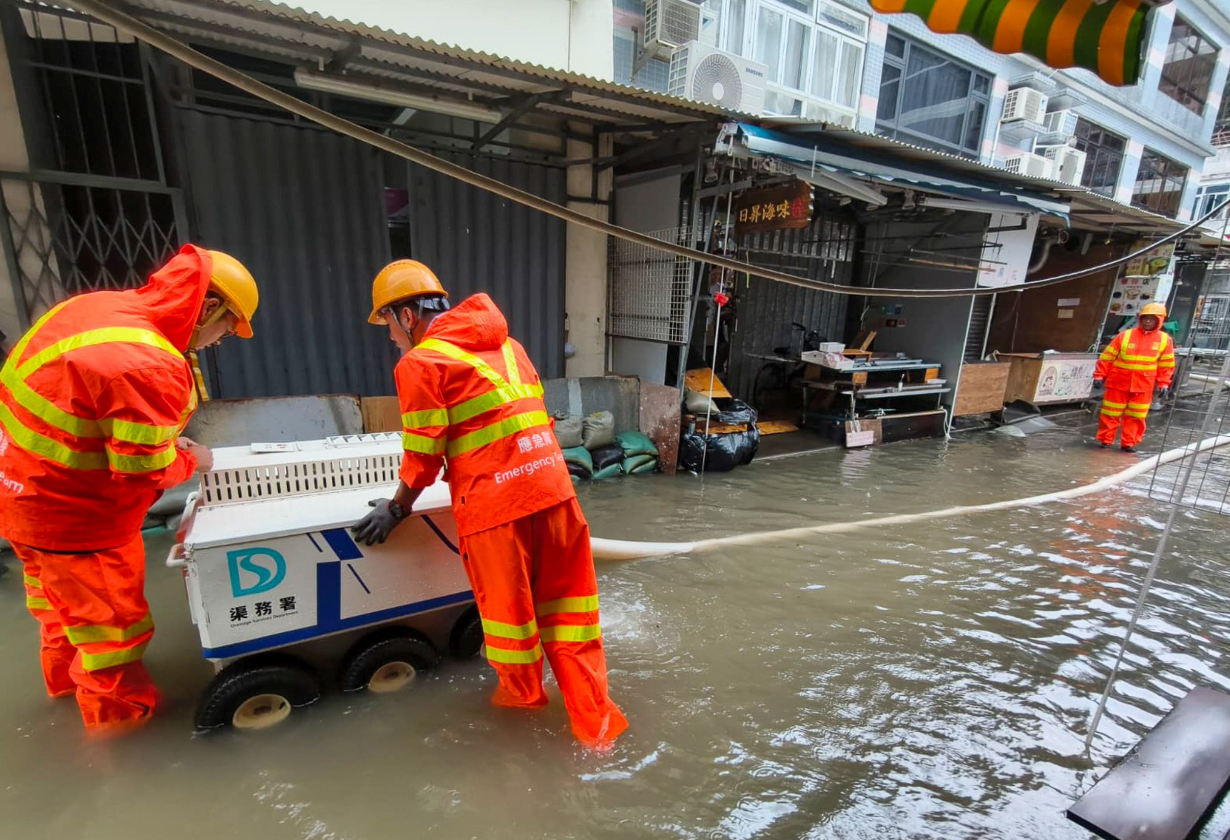 發(fā)展局：緊急應(yīng)變隊(duì)伍今年增至200 排水機(jī)械人協(xié)助處理水浸個(gè)案更高效