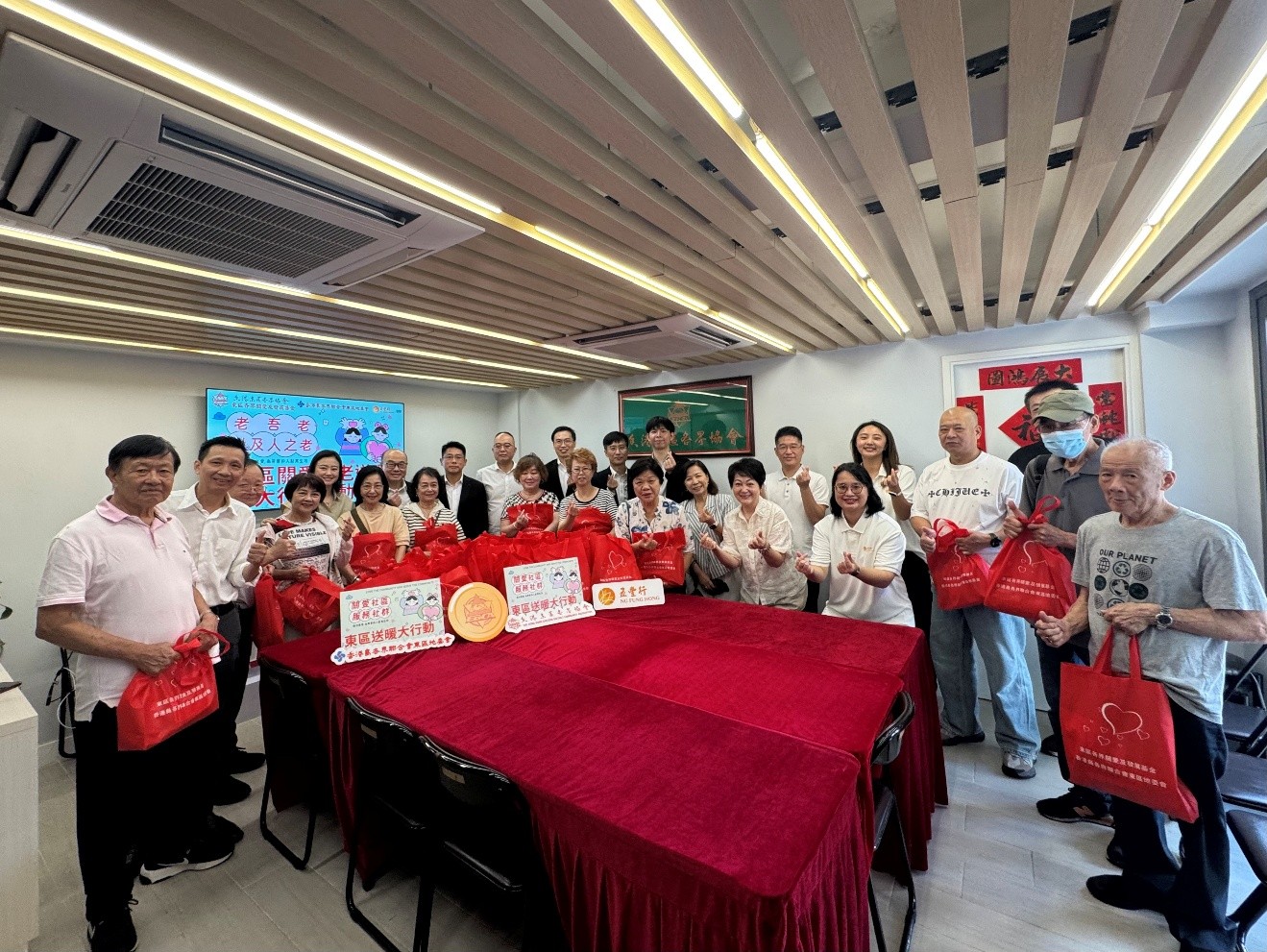 「東區(qū)關(guān)愛(ài)敬老送暖大行動(dòng)」啟動(dòng)  五豐行全力支持   