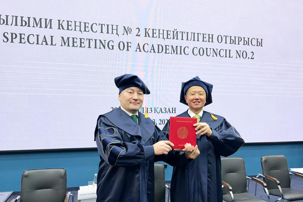 城大校董會(huì)主席魏名成榮獲哈薩克國(guó)立科技大學(xué)頒授榮譽(yù)教授銜