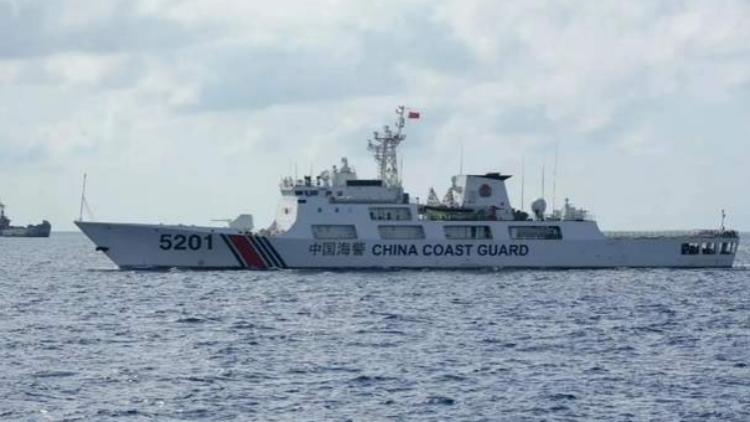 中國海警2502艦艇編隊(duì)在我釣魚島領(lǐng)海內(nèi)巡航