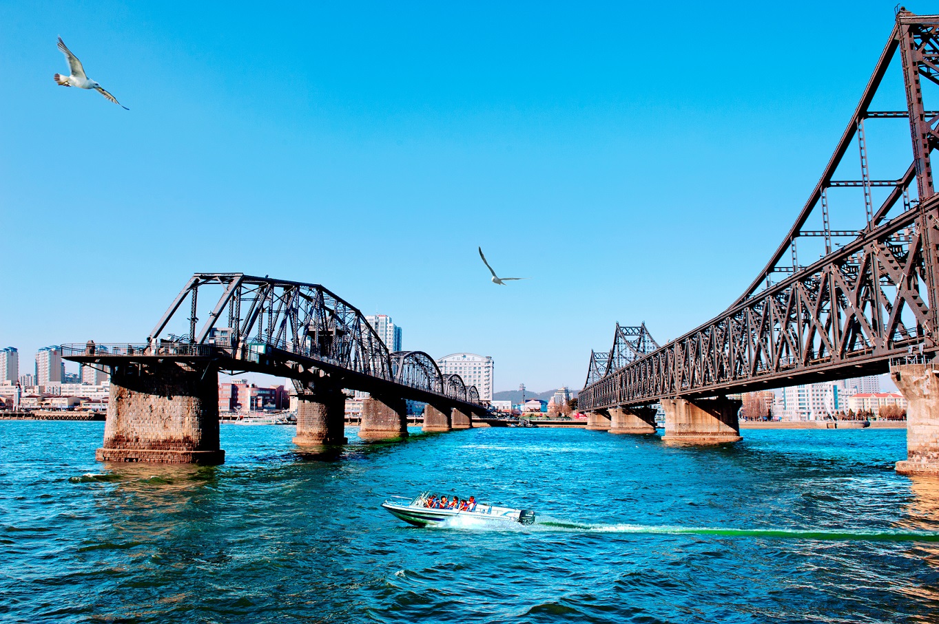 鴨綠江斷橋記：江聲載史，斷梁銘魂