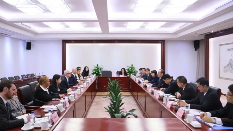 國家工信部部長李樂成會(huì)見美國蘋果公司首席執(zhí)行官蒂姆·庫克
